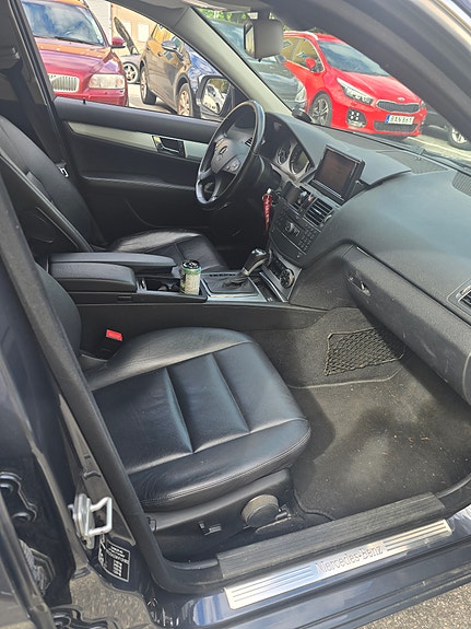 Mercedes-Benz C220 6 of 10