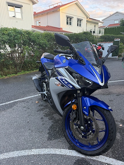 Yamaha YZF-R3 2 of 6