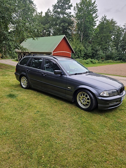 BMW 320i 2 of 2