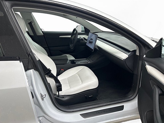 Tesla Model 3 5 of 6
