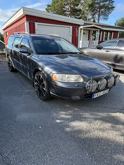 Volvo V70 2 of 7