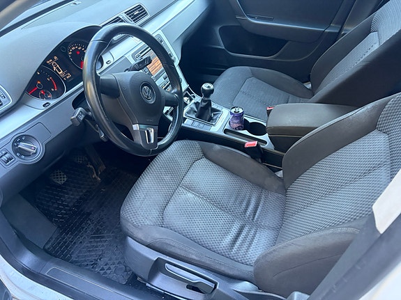 Volkswagen Passat 2 of 9