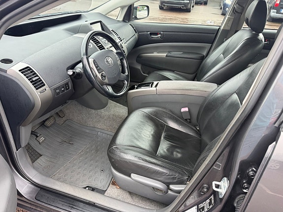 Toyota Prius 8 of 14