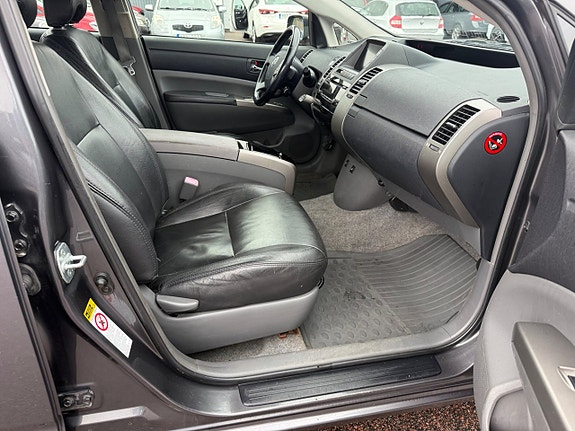 Toyota Prius 10 of 14