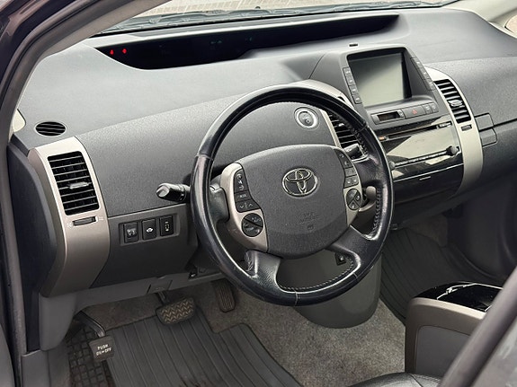 Toyota Prius 7 of 14