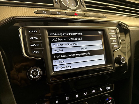 Volkswagen Passat 11 of 26