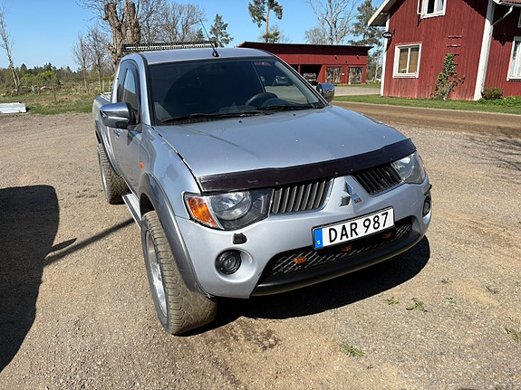 Mitsubishi L200 Club Cab 2 of 6