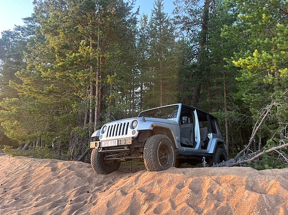 Jeep Wrangler Unlimited 3 of 5