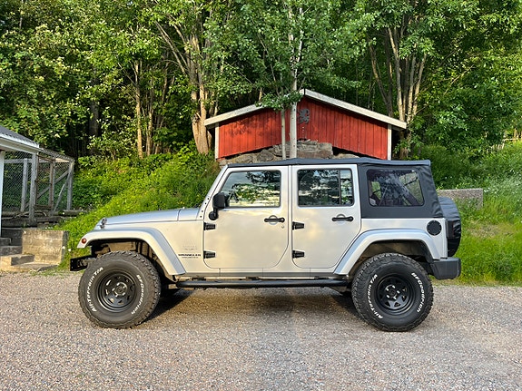 Jeep Wrangler Unlimited 2 of 5