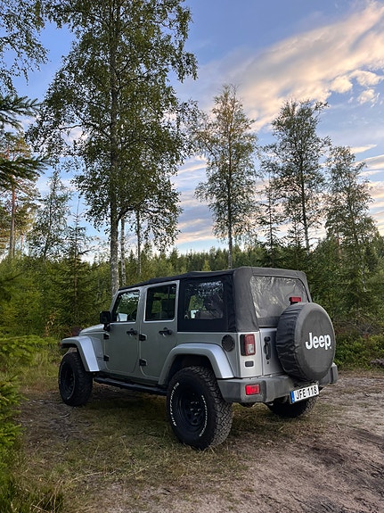 Jeep Wrangler Unlimited 4 of 5