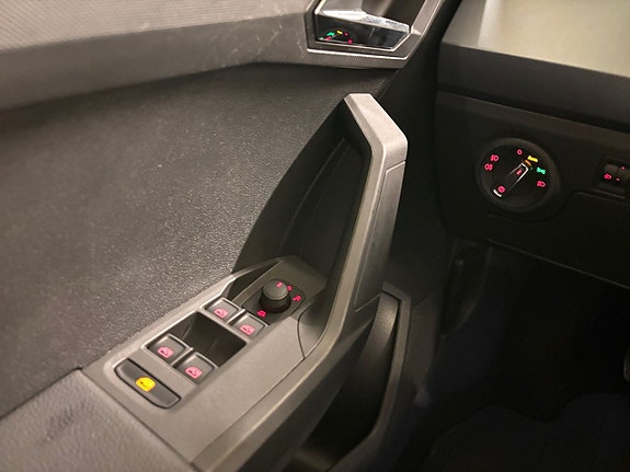 Seat Arona 19 of 23