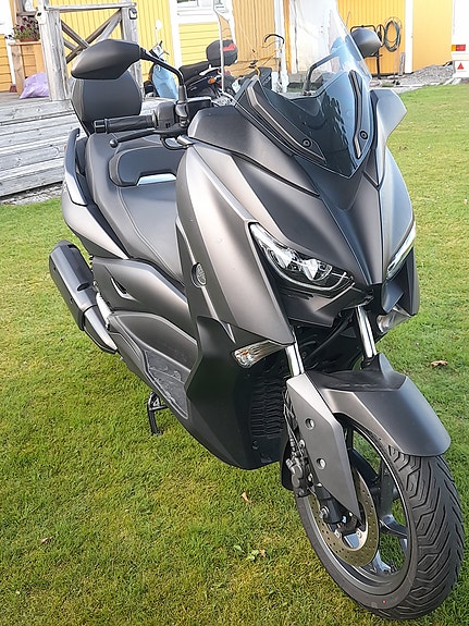 Yamaha X-MAX 300 2 of 5