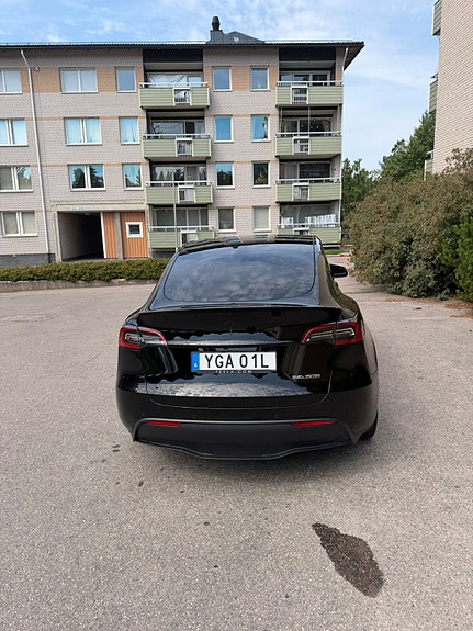Tesla Model Y 3 of 7