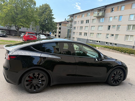Tesla Model Y 4 of 7