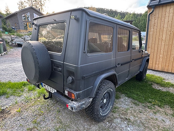 Mercedes-Benz 280 GE 2 of 5