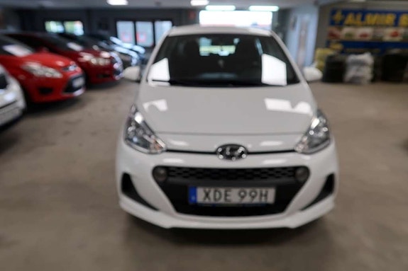 Hyundai i10 2 of 12