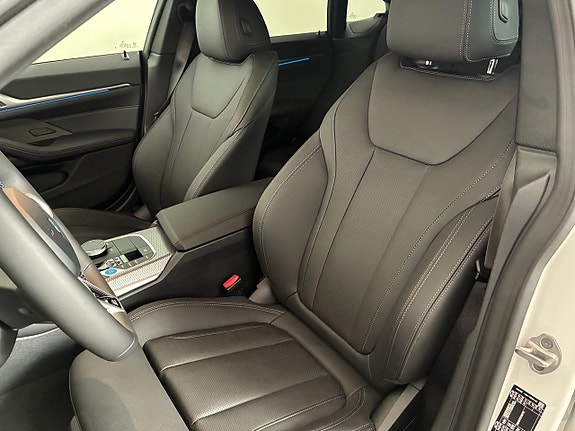 BMW i4 7 of 17