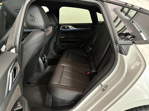 BMW i4 12 of 17
