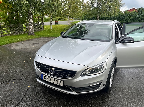 Volvo V60 Cross Country 2 of 7