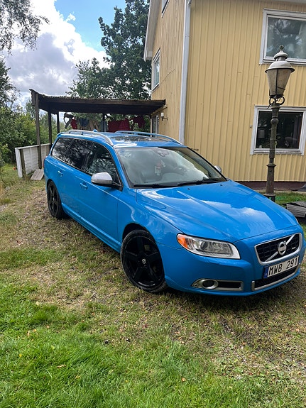 Volvo V70 2 of 10