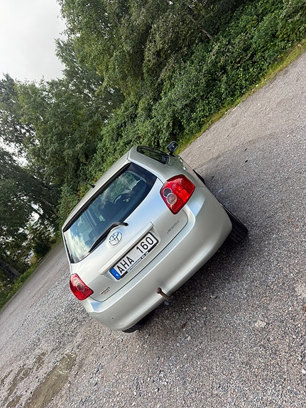 Toyota Auris 2 of 6