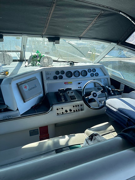 Sea Ray 350 Sundancer 6 of 7