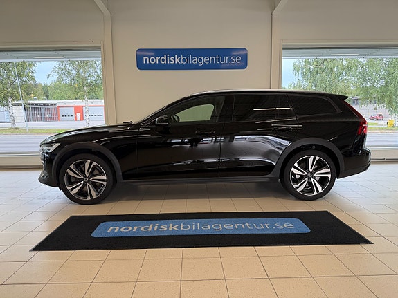 Volvo V60 Cross Country 2 of 21