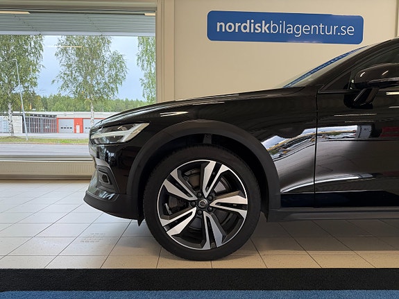 Volvo V60 Cross Country 4 of 21