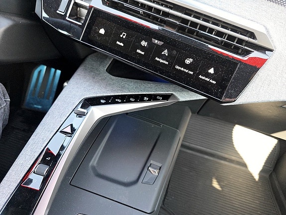 Peugeot e-5008 13 of 14