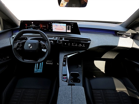 Peugeot e-5008 3 of 14