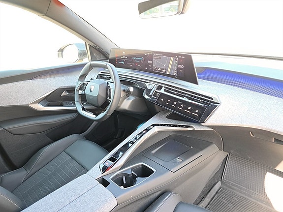 Peugeot e-5008 14 of 14