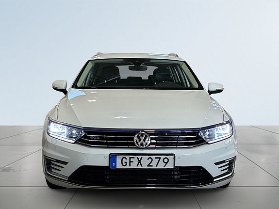 Volkswagen Passat 2 of 21