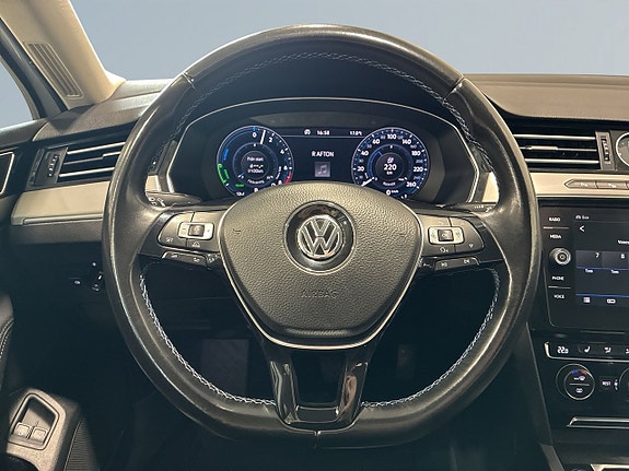 Volkswagen Passat 9 of 21