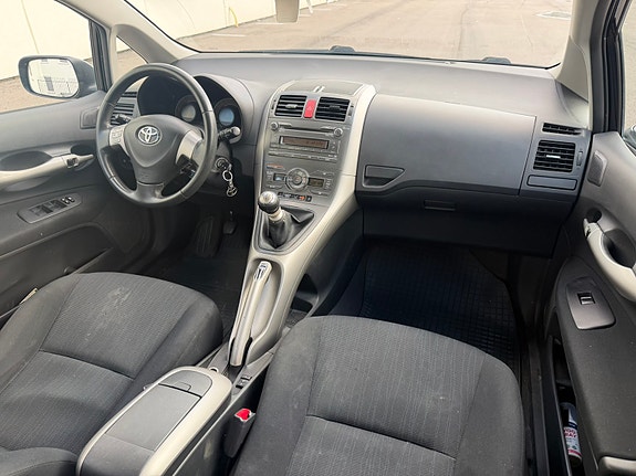 Toyota Auris 14 of 16