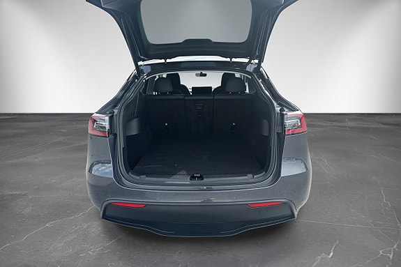 Tesla Model Y 17 of 25