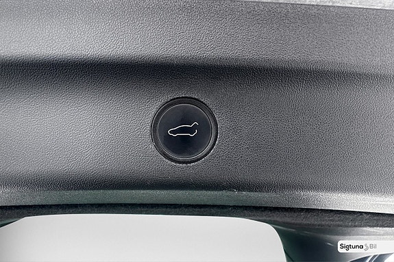 Tesla Model Y 18 of 25