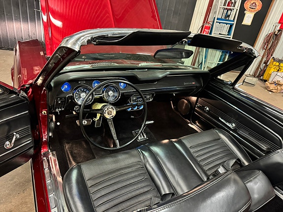 Ford Mustang 18 of 23