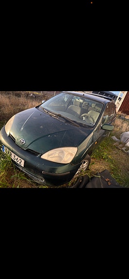 Toyota Prius 3 of 8