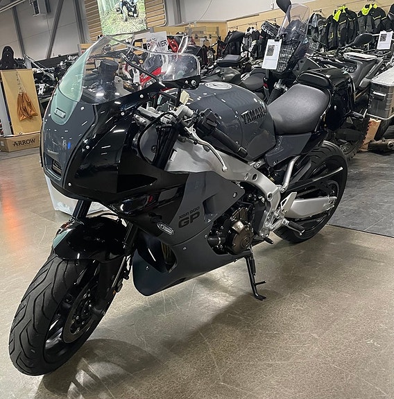 Yamaha XSR900 GP AKRAPOVIC 850 mil xsr xsr- xsr900 gp 3 of 8