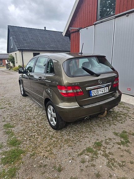 Mercedes-Benz B170 3 of 7