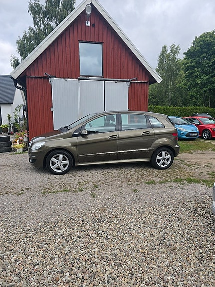 Mercedes-Benz B170 2 of 7
