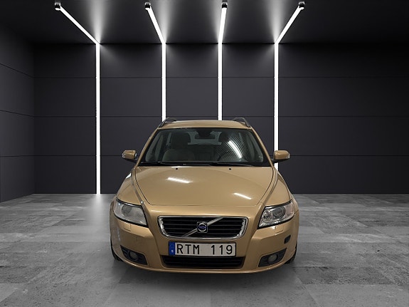 Volvo V50 2 of 23