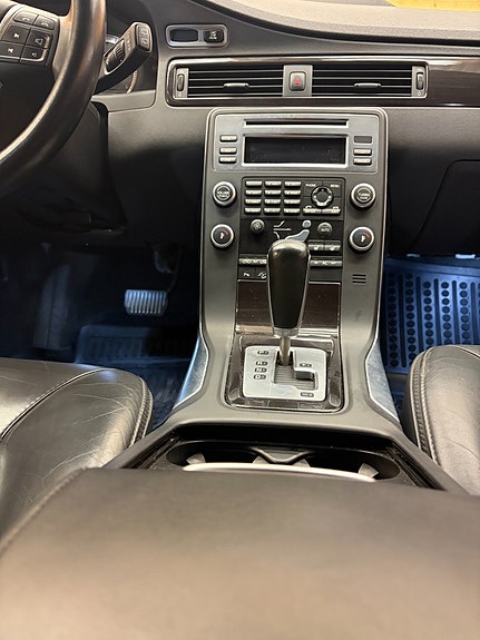 Volvo XC70 13 of 28