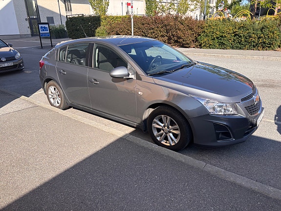 Chevrolet Cruze 2 of 3