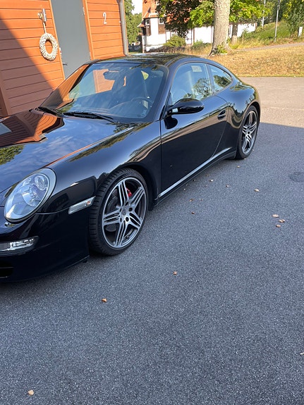Porsche 911 Carrera 4S 3 of 7
