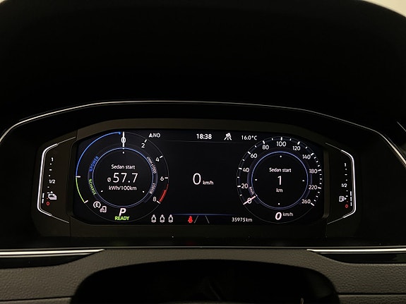 Volkswagen Passat 13 of 30