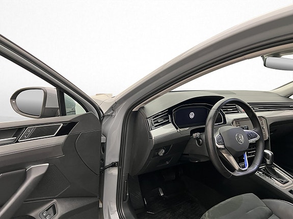 Volkswagen Passat 15 of 30