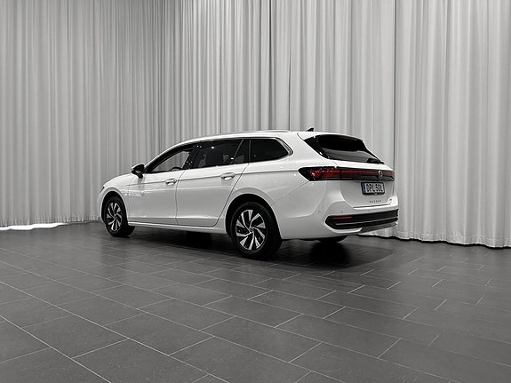 Volkswagen Passat 3 of 15