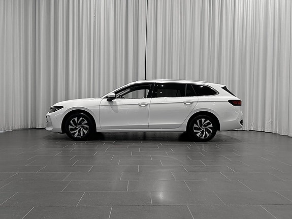 Volkswagen Passat 2 of 15
