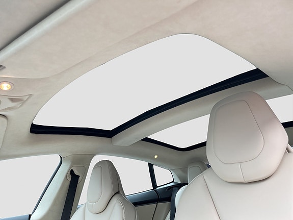 Tesla Model S 17 of 18
